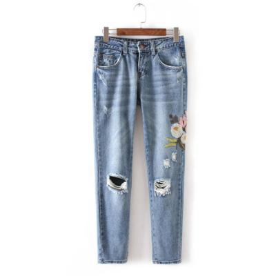 China Las flores bordaron los pantalones afilados para mujer de los vaqueros con el desgaste de los agujeros cómodo en venta