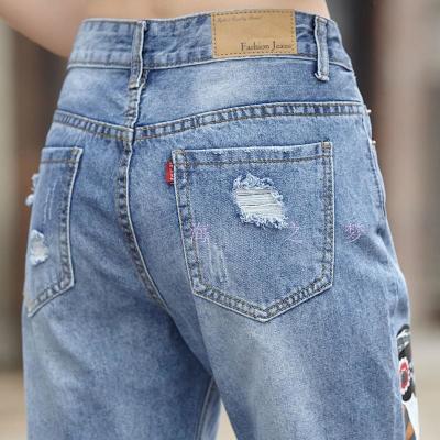 China Het Denimjeans van lichtblauwe Gekleurde Magere Vrouwen met Geborduurde Druk Te koop