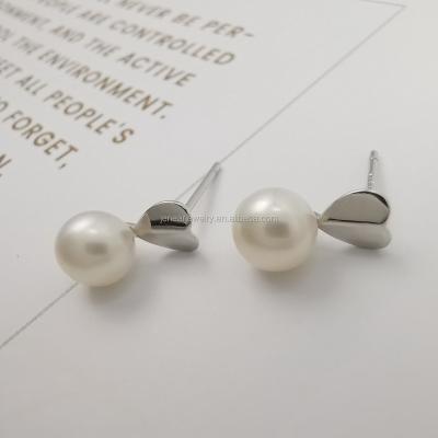 China OEM ODM CLASSIC Small Freshwater Pearl Silver Heart Stud Earring Jewelry Only Customizing High Quality Solid Silver Pearl Earring Stud for sale