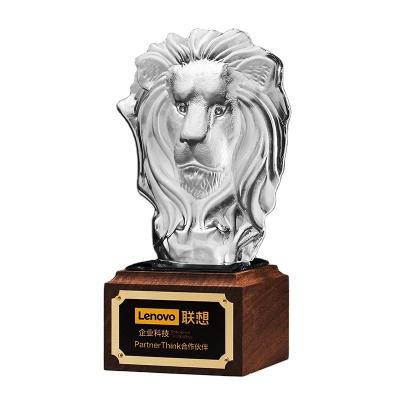 China China Iceberg Lion Model Trophy Crafts Transparent Wood Base Crystal New Animal Club Wedding Souvenirs UV Printing Souvenir Gifts for sale