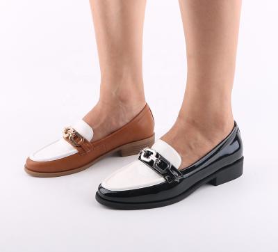 China Fashion Breathable Low Heel Trend Comfortable Daily Wear Loafers Chain Decoration Fashion Causal Flat Shoes For Women New Styles for sale