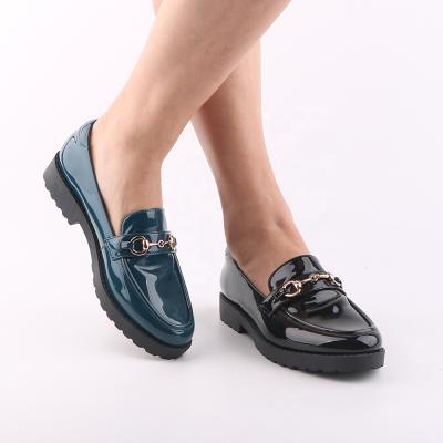 China Classic Comfortable Breathable Wardrobe Must-Have Casual Shoes Women Patent PU Decoration Chain Loafers Flats For Women New Styles for sale