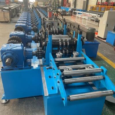 China Volledig automatische versnellingsbak aangedreven industriële hek rechtopstaande opslag rack roll vormen machine Te koop