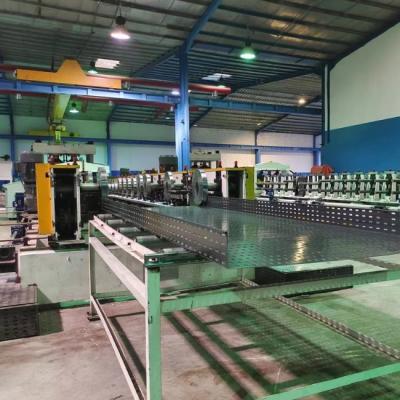 Cina Q235Mpa Cable Tray Roll Forming Machine con sistema Siemens PLC e tagliatore Cr12Mov in vendita