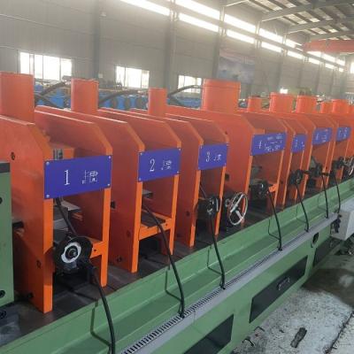 Cina Macchine di costruzione in acciaio personalizzate completamente automatiche CZ Purlin Roll Forming Machine in vendita