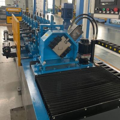 China CE-Metall-Stud-Rollformmaschine / Stahlkanal-Rollformmaschine mit fliegendem Schlag zu verkaufen