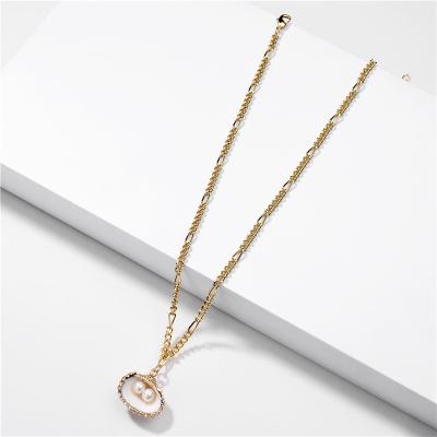 China FASHIONABLE Vintage Gold Plating Shell Natural Freshwater Pearl Conch Collar-restriction Chain Link Pendant Necklaces For Women for sale