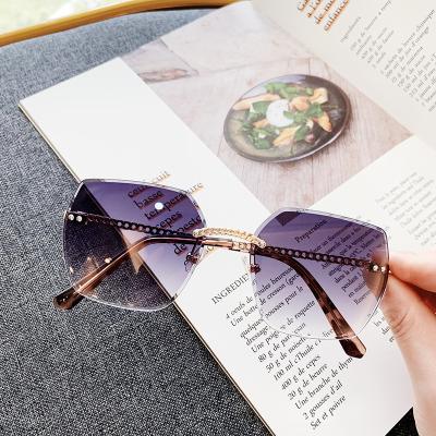 China Fashion Designer UV400 Anti Gradient Glasses Men Women Chain Rimless Sunglasses for sale