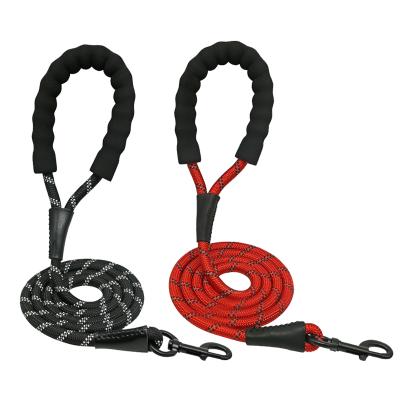 China Padded Protective Liner Dog Traction Rope With Zinc Alloy Snap Hook for sale