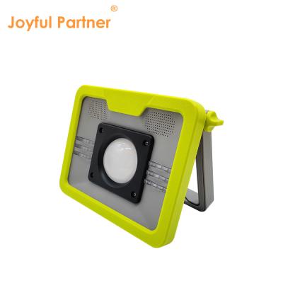 China Lâmpada de acampamento solar LED portátil 4W IP65 resistente à água SMD LED branco frio recarregável com BT para caminhadas à venda