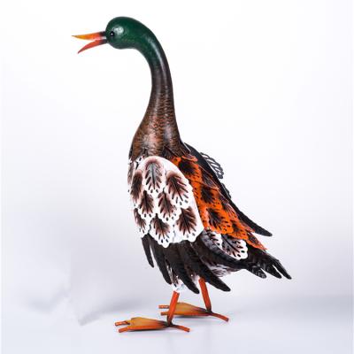 China Hot-selling Painting Metal Duck Figurine Animal Metal Decor Hand Iron Farm Animal Statue for sale