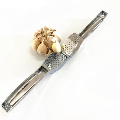 China Viable Quick Shipping Garlic Accessories Ginger Presser Zinc Alloy Manual Garlic Crusher for sale