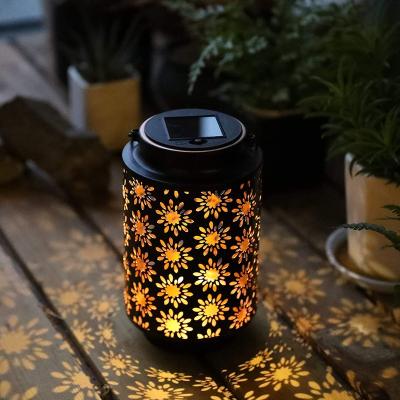 China Outdoor Hanging Flower Pattern Lantern Flower Pattern Solar Powered Table Lamp Lights Hanging Garden Lamp Metal Handle Solar Lantern for sale