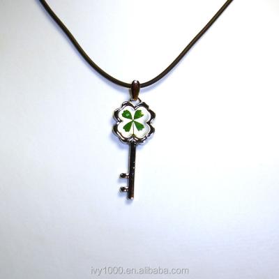 China Definition Key Four Leaf Clover Shamrock Fashionable Charmed Glass Pendant for sale