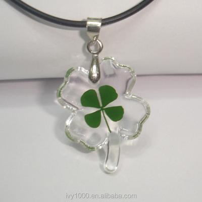 China Fashionable Promotional Lucky Pendant Clear Resin Trefoil Strand Necklace for sale