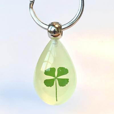 China Promotion Gift Yiwu Ivy Craft Resin Four Leaf Acrylic Clover Key Chain Glow in Dark Epoxy Resin Key Chain for Women Men for sale