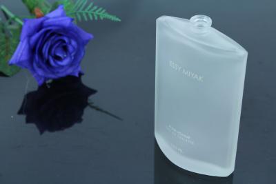 Chine petite bouteille en verre de fiole de parfum givrée par 150ml avec Cuir-sur le pulvérisateur de parfum pour le cosmétique à vendre