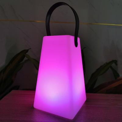 Chine Lampe LED rechargeable portable à commande sans fil colorée pour le camping à vendre