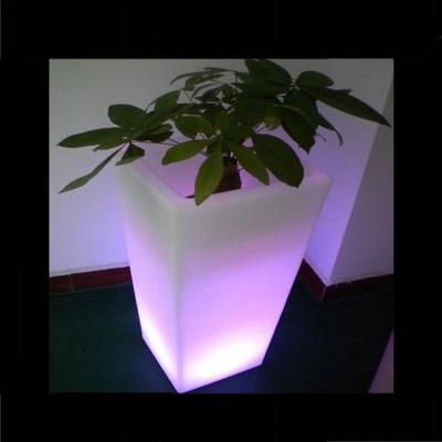 China China Supplier Outdoor LED Illuminated Lighted Square Plant Pot 80000hs Battery Life en venta