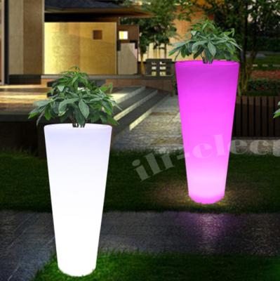 Cina Tall Round Illuminated LED Plastic Flower Pot / Flower Planter in vendita