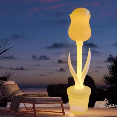 China Outdoor Waterproof Plastic Standing Tulip Flower Floor Lamp 50000 Hours Lifespan en venta