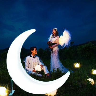 中国 LED Moon Shaped Swing Garden Decorative Lights 16 Colors Changing 販売のため