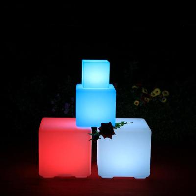 China Remote control plastic led lighting cube à venda