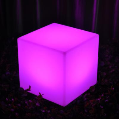 China Muti-Color LED Illuminated Cube Stools 40 Cm Rechargeable Remote Control à venda