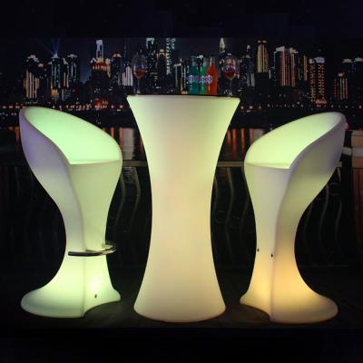 China Plastic Bar Furniture Led Cocktail Table 50000hs Battery life en venta