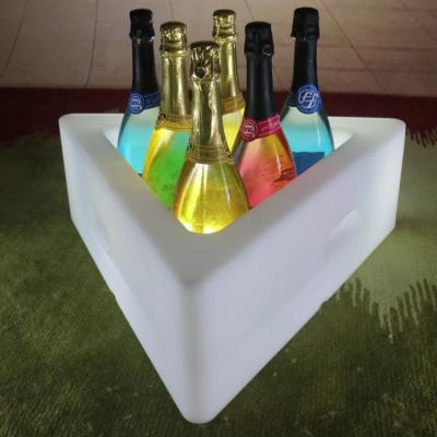 China PE plástico triangular LED cubo de hielo 16 colores cambiante batería de litio recargable en venta