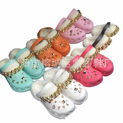 China Fashion Trend Winter Slippers Wholesale Thicker-soled Fashion Paste Letters Big Hole Chain Size Running Casual Shoes Women's Slippers for sale