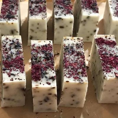 China OBM Basic Cleansing Natural Vegan Help Sleep Purple Lavender Handmade Soap with Dried Flowers for sale