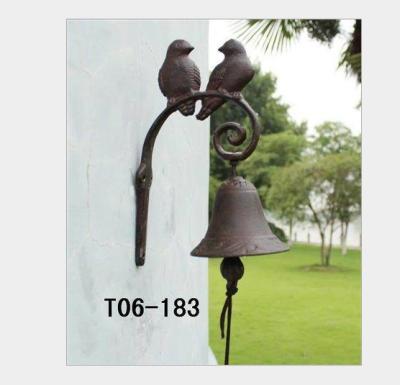 中国 Antique Farmhouse Style Cast Iron Love Birds Love Birds Doorbell Rustic Decorative Vintage Wall Mounted Chime For Outdoor Bedroom 販売のため