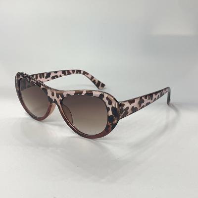 China Fashion Sunglasses 30237-97144 Small Triangle Design Framed Transparent Sunglasses Retro Fashion Women Pink Leopard Print Cat Eye Sunglasses for sale