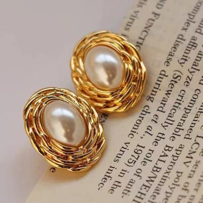 China Vintage Luxury Geometric Design Vintage Gold Plated Oval Woven Freshwater Pearl Stud Earrings For Women Jewelry Wedding for sale