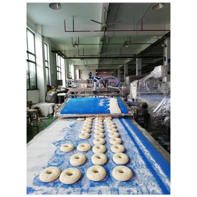 China 6000 donuts per hour capaciteit High-speed donut fabricage machine voor de voedingsmiddelenindustrie Te koop