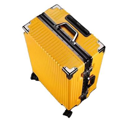 China High Capacity Clear PC Design Zipper Box Hardware Suitcase On 4 Wheels GM-LG-0003 for sale