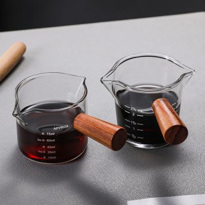 China Sustainable Wholesale Graduated Borosilicate Coffee Measuring Cup With Wooden Handle for sale