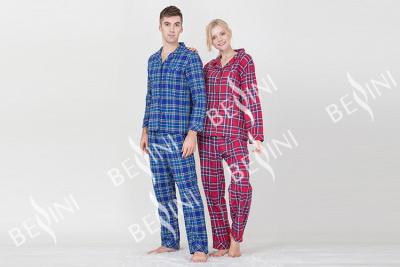 China Liebhaber-Pyjama-Baumwollgarn-bedeckte gefärbtes Kontrollflanell-langärmliger lange Hosen-Satin-friedliches Taschen-Satin-Gewebe Knöpfe zu verkaufen