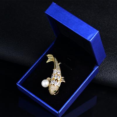 China Luxury Gold Plated Rhinestone Brilliant Brooch Pin Jewelry Fish Pearl Brooch For Nobleman for sale