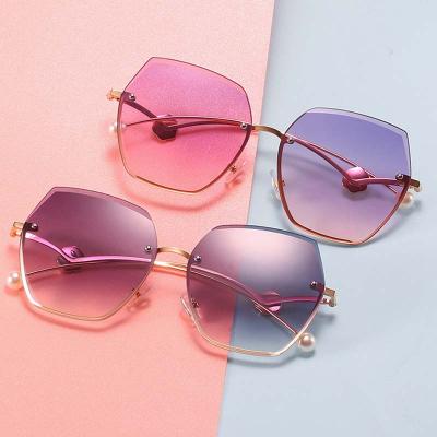 China Yard Fashion Sunglasses Women 2021 Newest Fashion Sunglasses Rimless Polygonal Glass Flower Pearl Frame Sun Glasses Shades for sale