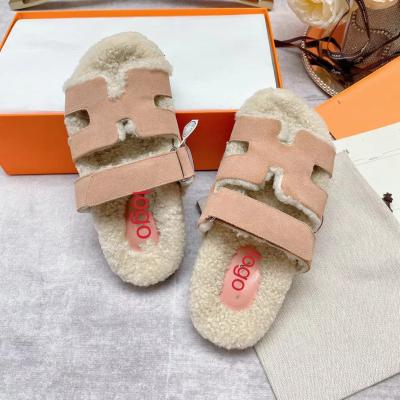 China Damping family plush slippers women's family of vintage word lambswool slippers one brand new woolen fall/winter 2022 thick-soled women's slippers for sale