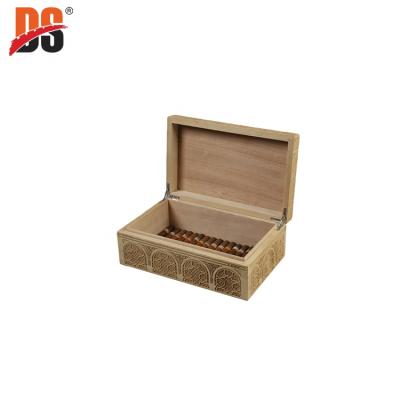 China Fashionable DS Customized High Quality Solid Wood Cigar Box Carving Pattern Cigar Humidor for sale