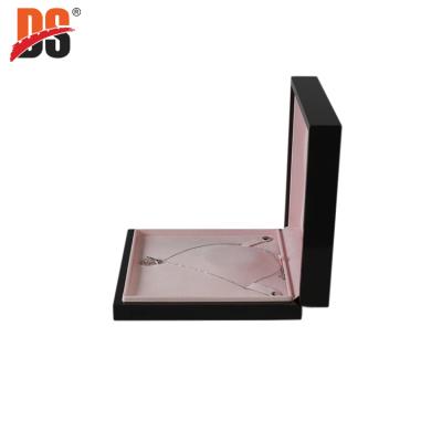 China DS Handmade High Glossy Wooden Necklace Box Black Jewelry Gift Box Jewelry Box for sale