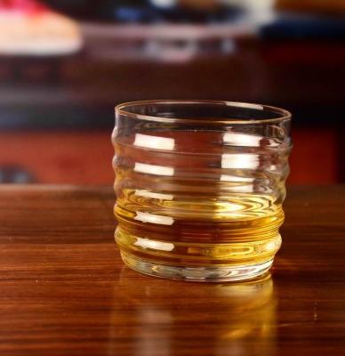 China Vidrio hecho a mano anti del whisky que patina con el modelo de onda en venta