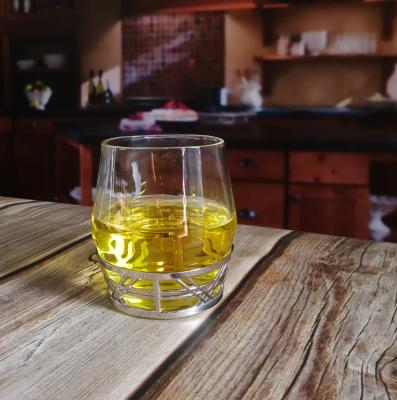 Chine Verre fait main en verre de whiskey de rétro roche à base métallique de style, Crystal Whisky Glasses à vendre