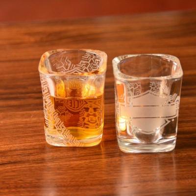 China Marcas Logo Square Shot Glasses, casandose los vasos de medida para la consumición de Sprit en venta