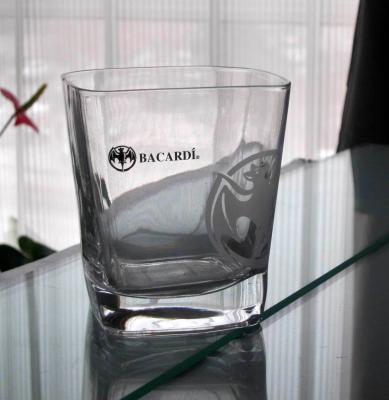 China Pas Druk Logo Bacardi Whiskey Tumbler Glass, Vierkante Whiskyglazen aan Te koop