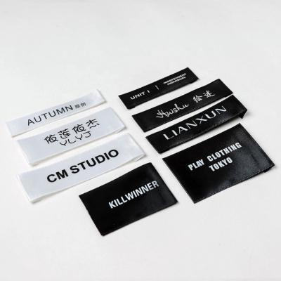 China Sustainable Custom Washable Seam Woven Silk Fabric Labels Garment Satin Woven Custom Head Label For Clothes à venda