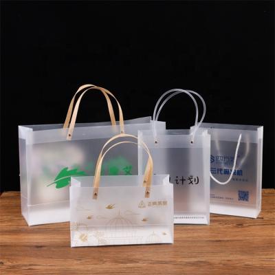 China Custom Clear Recyclable PVC Tote Gift Bag Pvc Shopping Bags Logo Plastic Makeup Cosmetic Clothes for sale